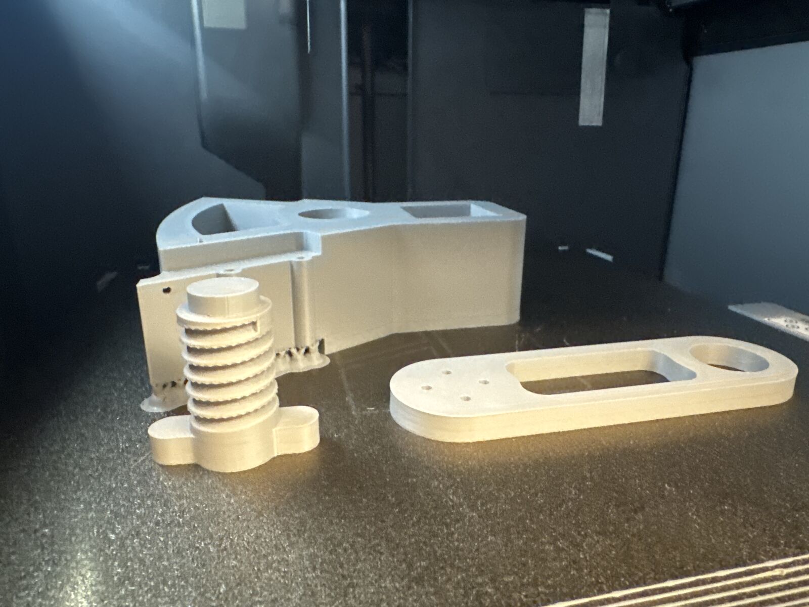Capstan frame, helical screw, and counterweight arm on the 3D printer bed